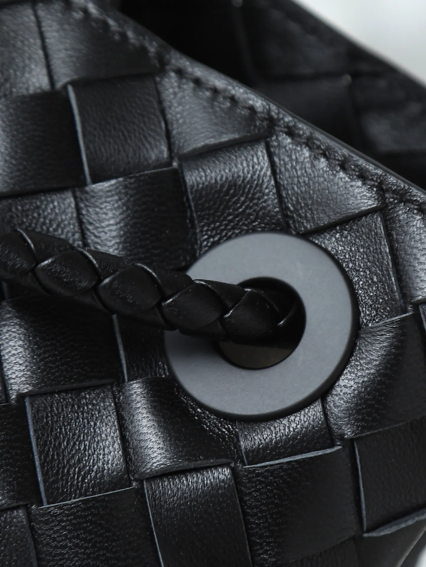 1550. Andiamo is shipping‼ ️Really popular🔥The new Andiamo woven handbag launched by Bottega Veneta this season is really popular all over the world! ! Celebrities at home and abroad have worn it, and Oscar-winning actress Michelle Yeoh has taken it out on the street. Song Jia, Trai Yala, Yu Feihong, Sanji Ayaka, Rosie Hunting-Whiteley, Yoshioka Riho, etc. have all worn this bag. It is classic and versatile and shows off your temperament, and the bag capacity is also large, which is very convenient for daily commuting! ! A variety of carrying methods, the shoulder straps can be adjusted by yourself, the original lambskin feels soft and delicate, and the unisex style breaks gender boundaries and brings a more practical and longer-lasting use experience. Andiamo, which has both elegant and casual styles, perfectly interprets the true appearance of "fashionable old money style". Style number: 766016 Size: 32*24*12